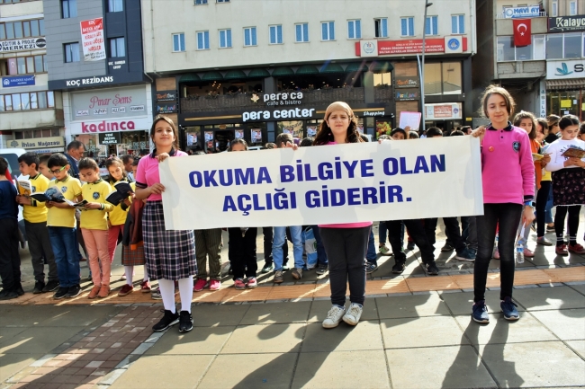 Muş'ta 10 bin öğrenci kaldırımda 3 saat kitap okudu